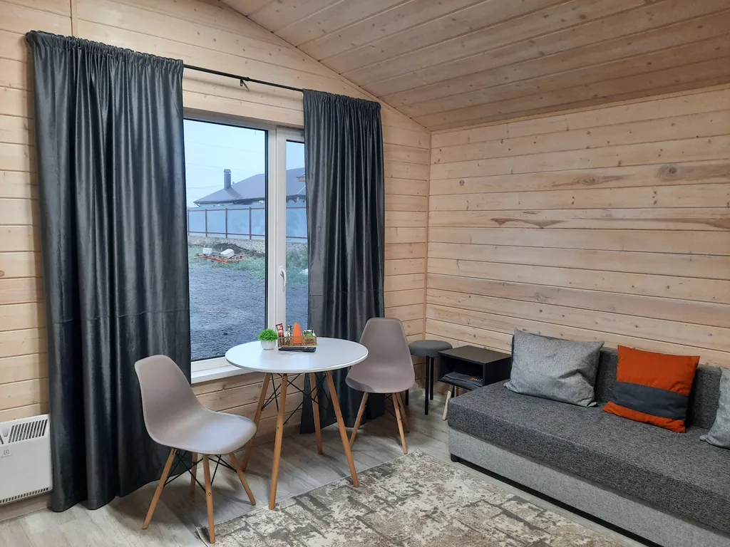 Уютный четырехместный Домик де-люкс с отдельными кроватями