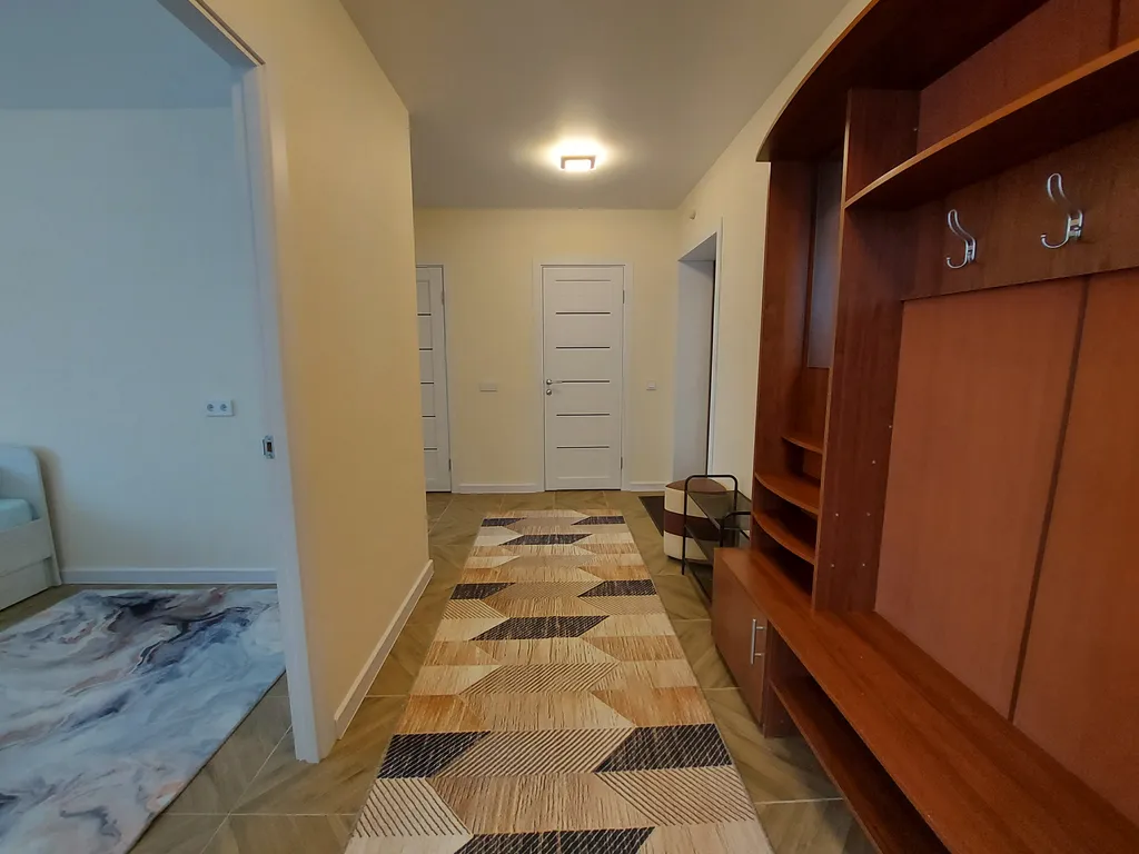 Благоустроенная двухкомнатная квартира рядом с монастырем