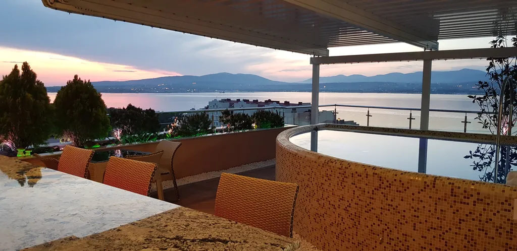 Квартира Пентхаус класса люкс с видом на море и горы — аренда посуточно в Геленджик