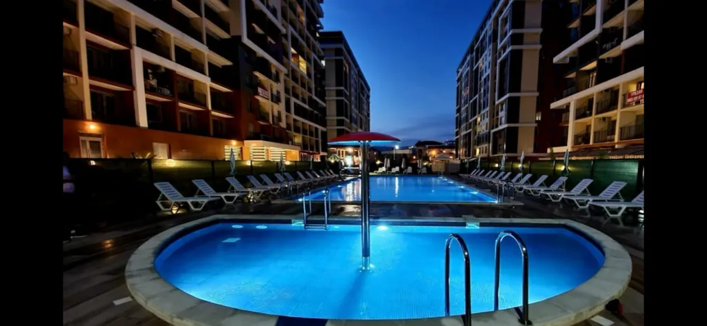 Студия с завораживающим видом и летним бассейном