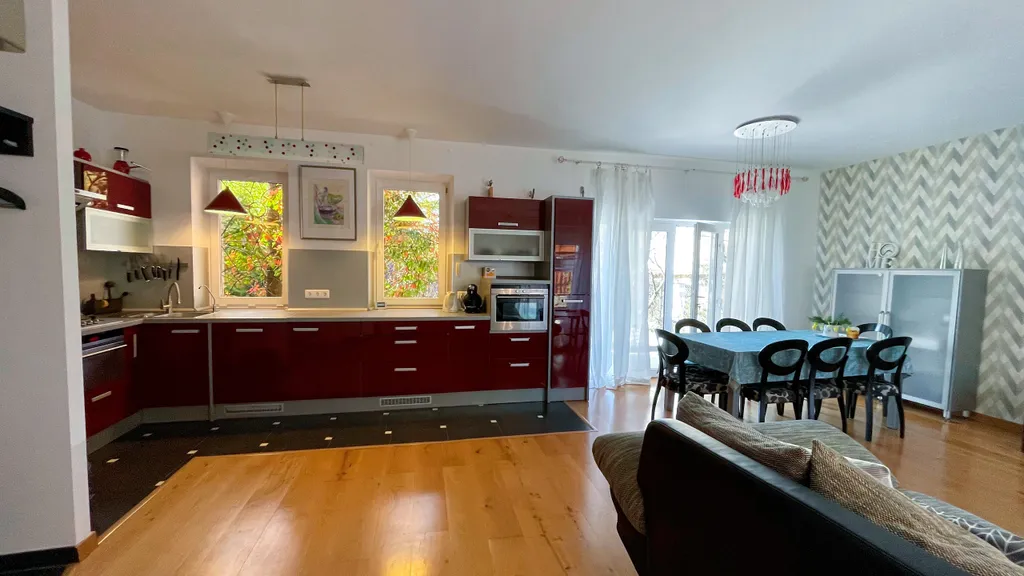 Дом и море через дорогу