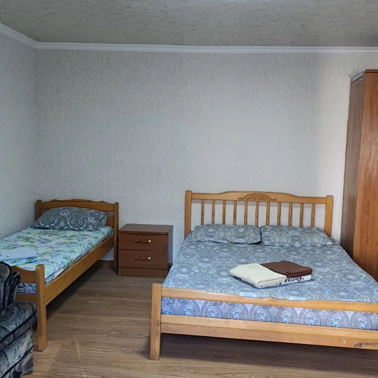 Трехместная комната с телевизором и холодильником в частном доме