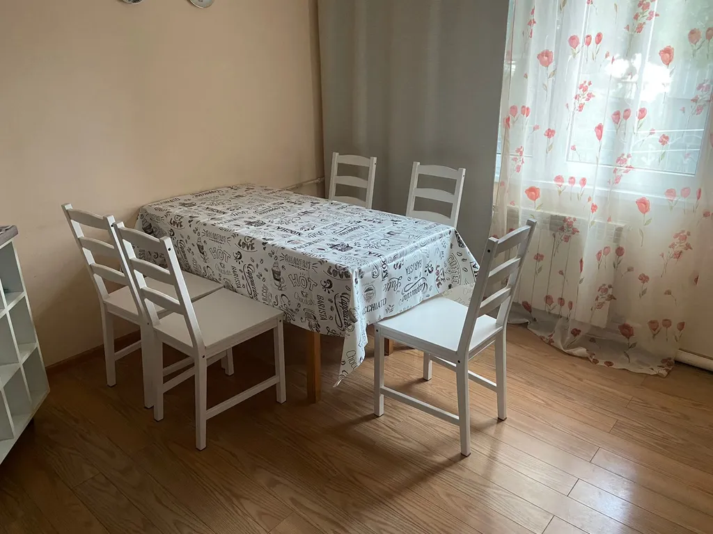 Трёхэтажный таунхаус в живописном месте с большим садом