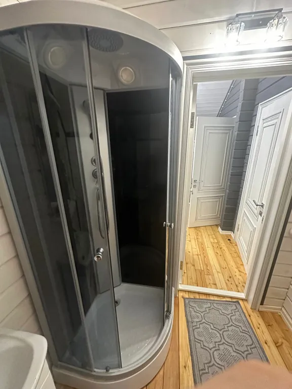 Уютный брусовый дом на берегу