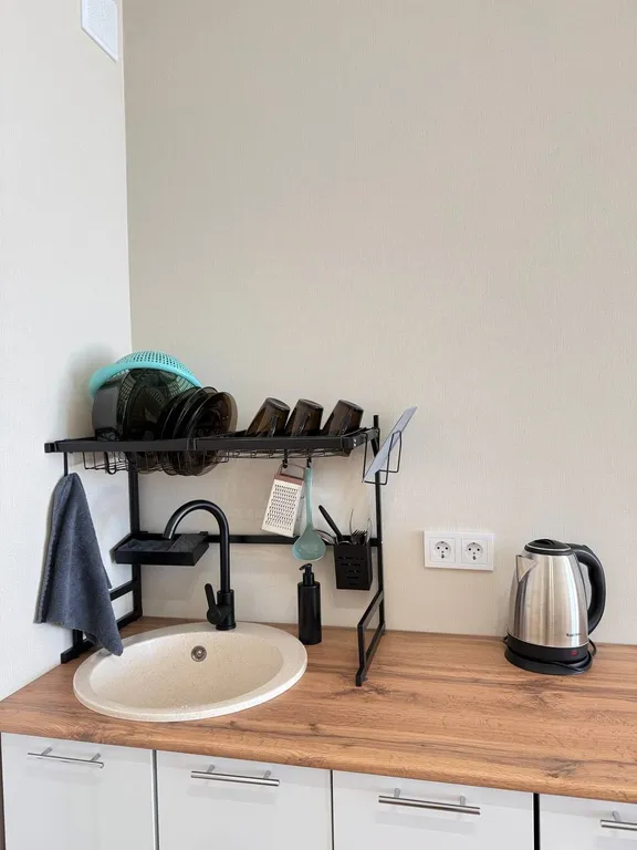 Апартаменты с теплым бассейном и видом на море и горы.