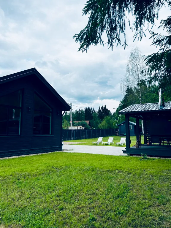 Дом в лесу у озера