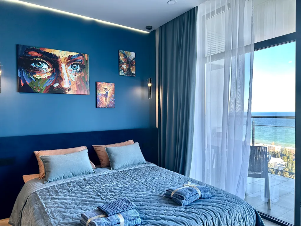 Дизайнерская студия Ls-art-crystal blue с видом на море с 13 этажа