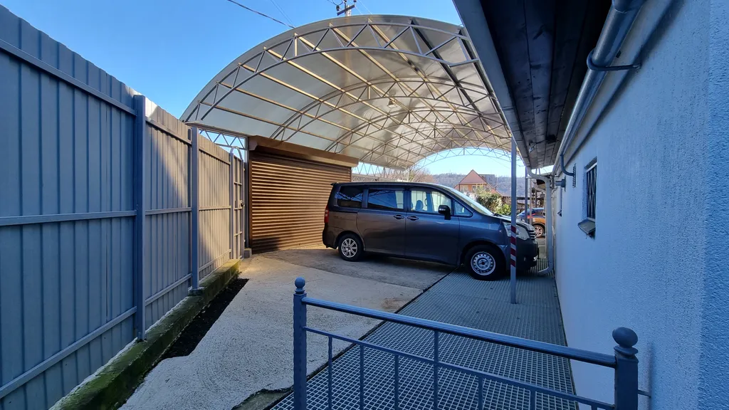 Трёхэтажный таунхаус в живописном месте с большим садом