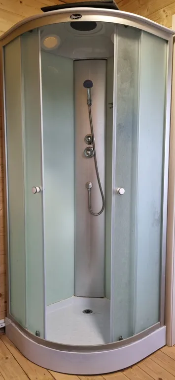 Дом-шалаш с видом на лес