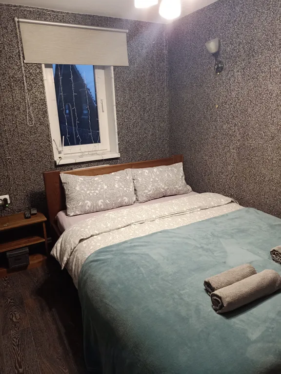 Дом с баней на берегу озера, в черте города