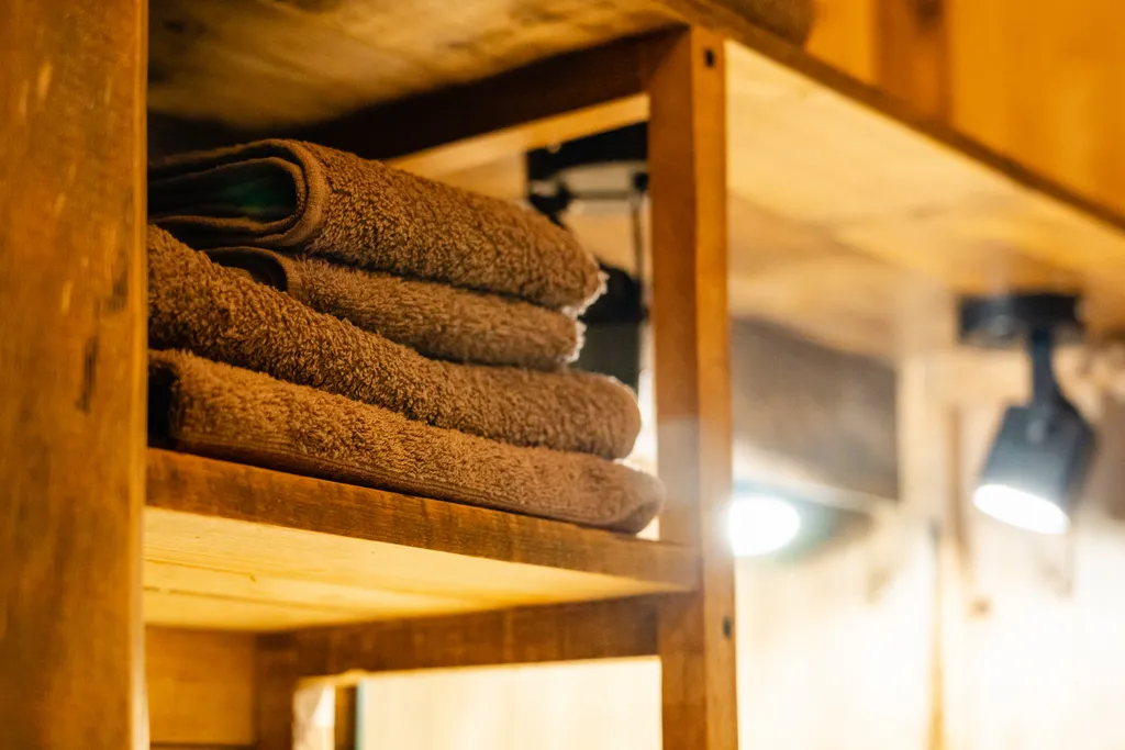 Дом с деревом