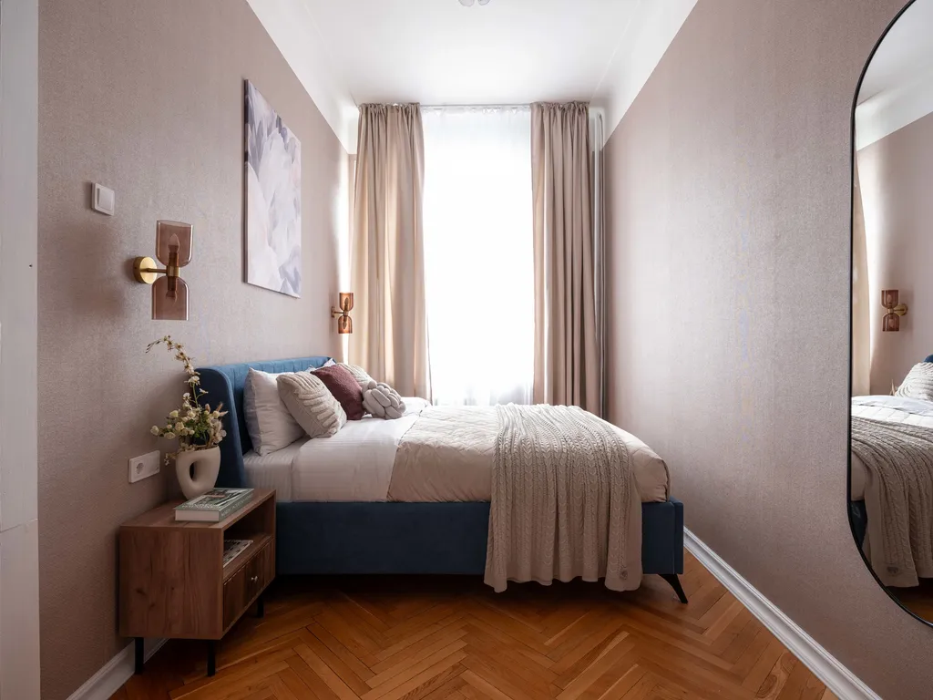 Просторная квартира с тремя спальными и балконом с видом