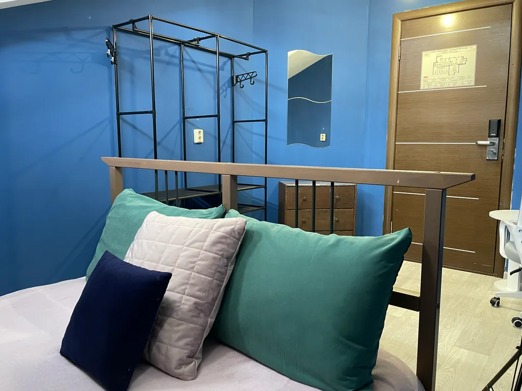 Синяя комната на мансарде