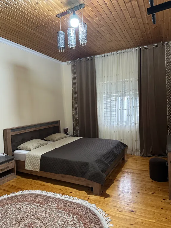 Уютный домик аквамарин у водопада и леса