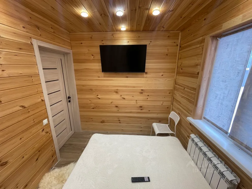 Уютный дом у леса и озера