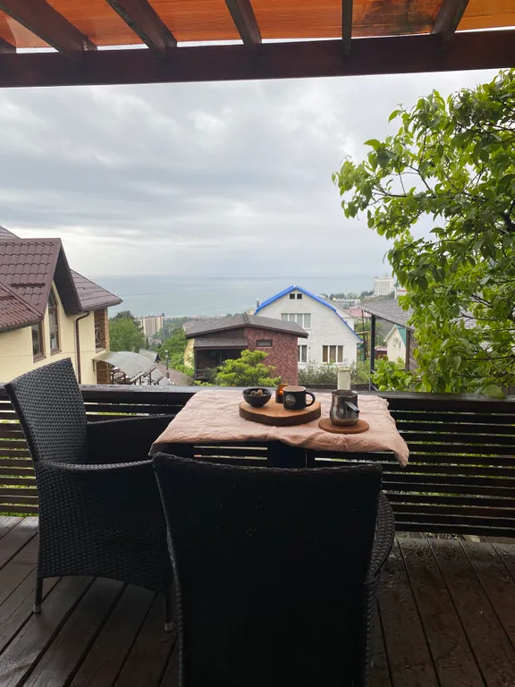 Барнхаус на горе с видом на море