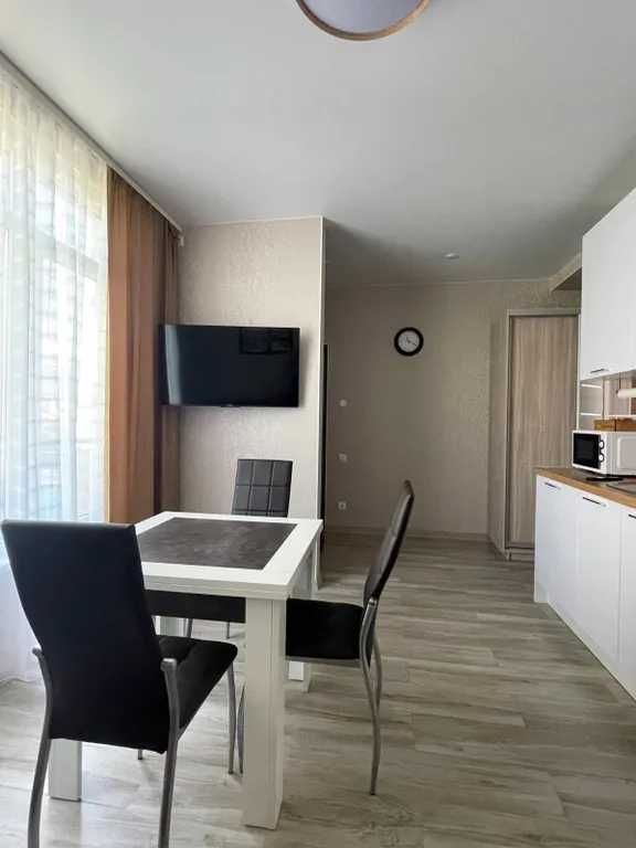 Шикарная квартира со своим двориком и качелью