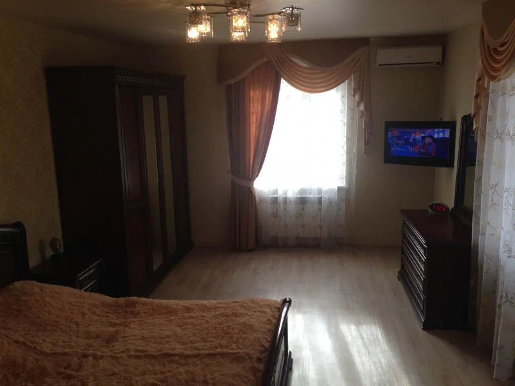 Большой дом в Евпатории со своим двором