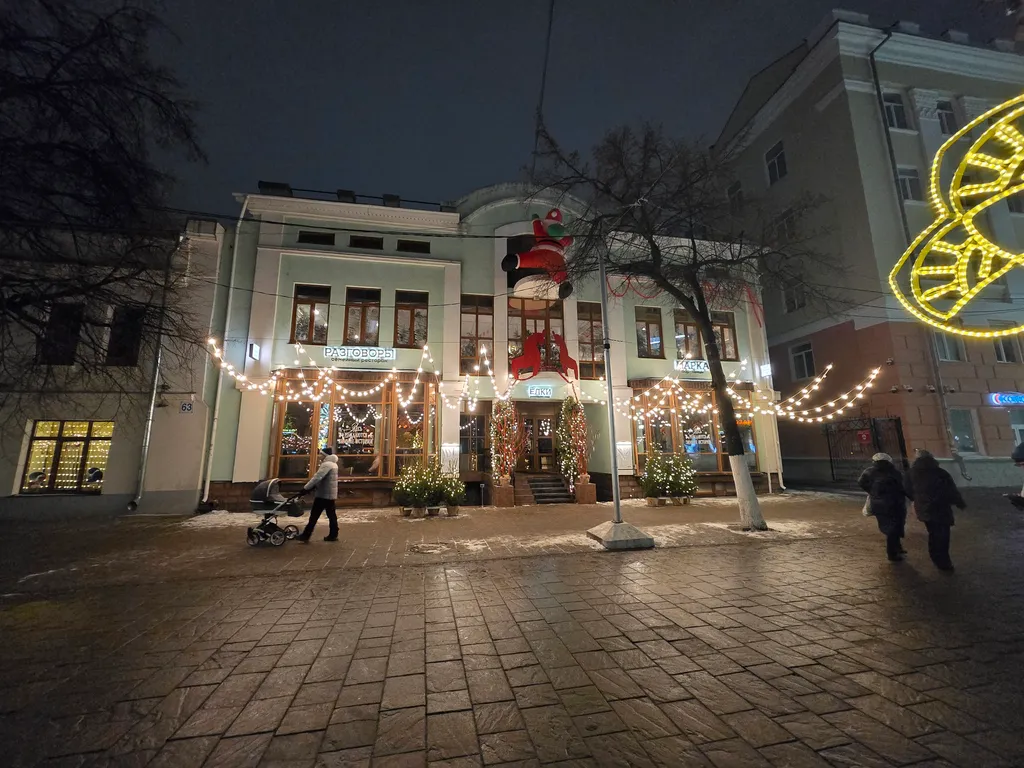 Центрее не бывает! Сразу за памятником ленина в стиле есенинская русь