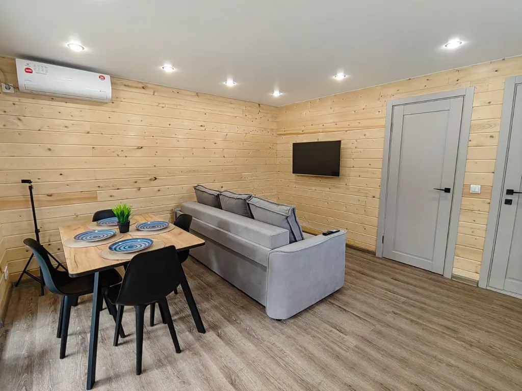 Уединенный домик возле леса