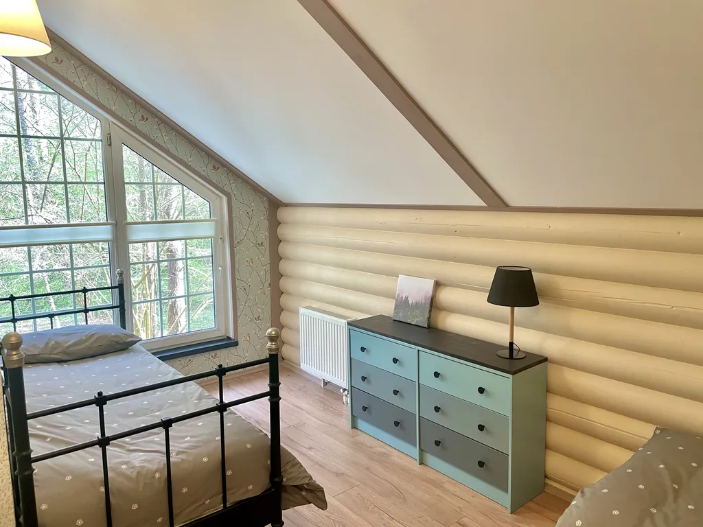 Уютный бревенчатый дом в сосновом бору