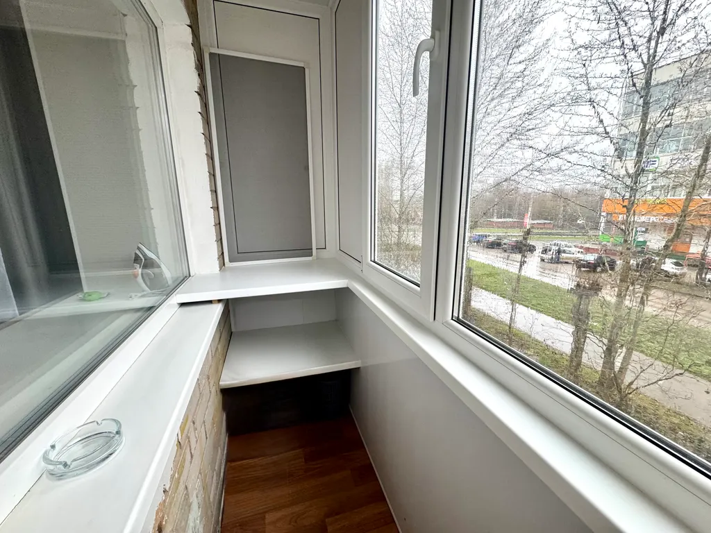 Двухкомнатная студия с красным диваном в центре города