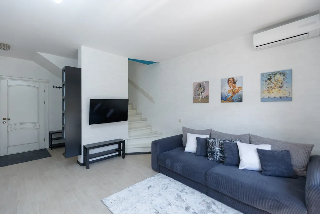 Двухэтажный дом с видом на горы, террасой и парковкой