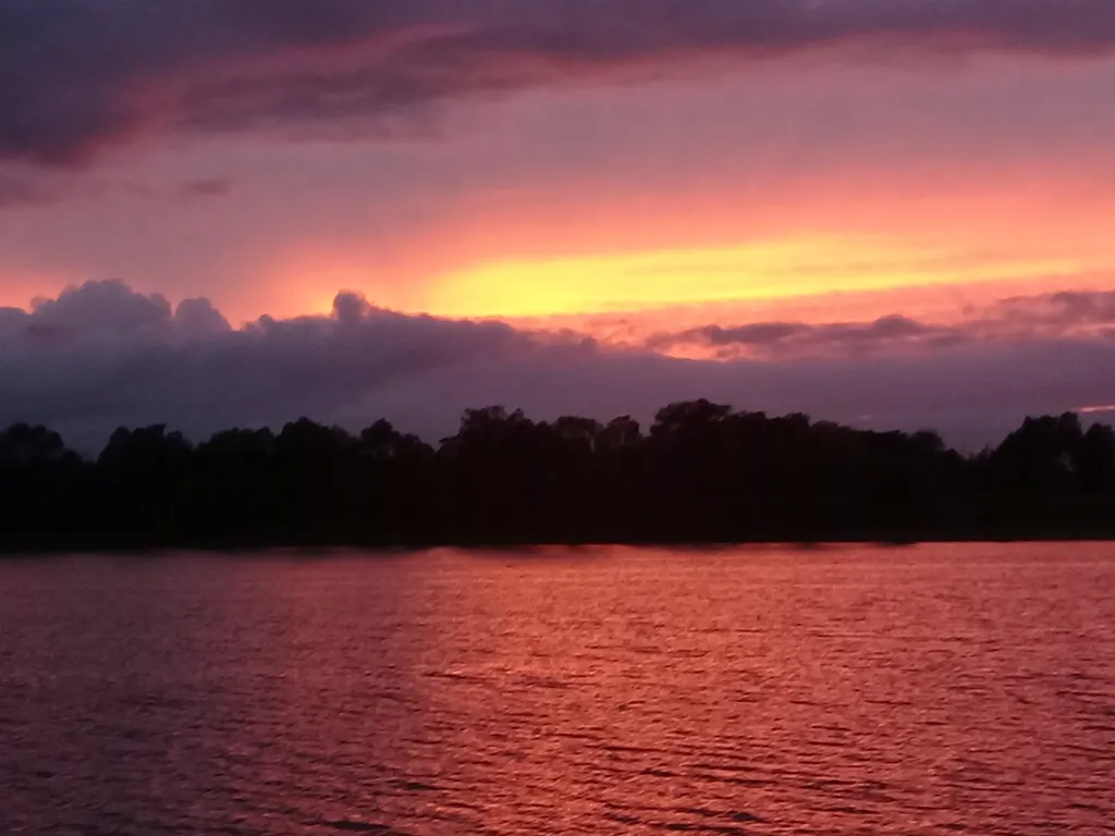 Дом на берегу реки