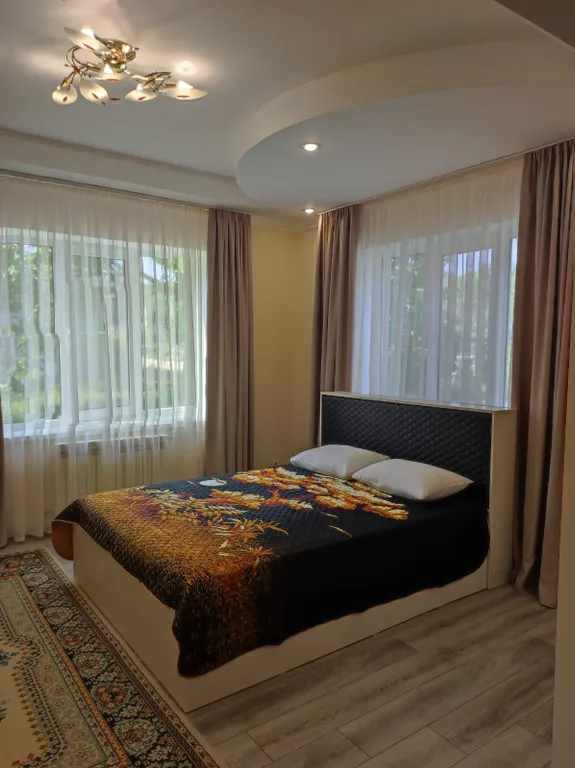 Первый этаж  дома с видом на горы и лес