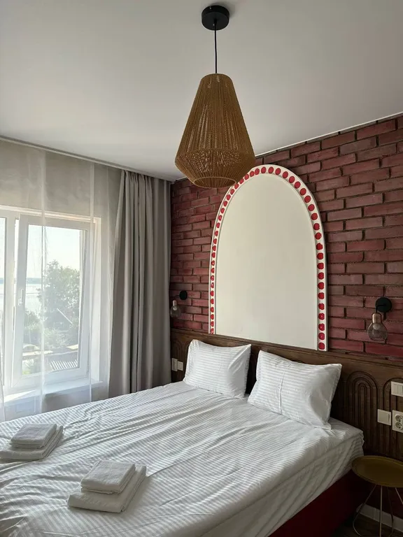 Гостевой номер с видом на озеро и Иверский монастырь