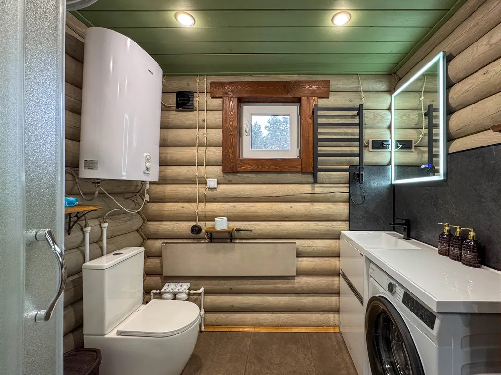 Дом сруб с чаном в лесу