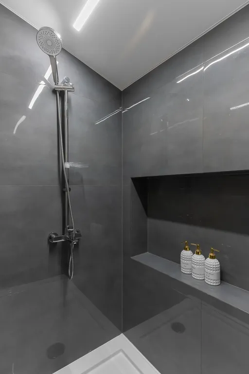 Новый дом с видом на озеро, сауной, гриль-домом и детской площадкой