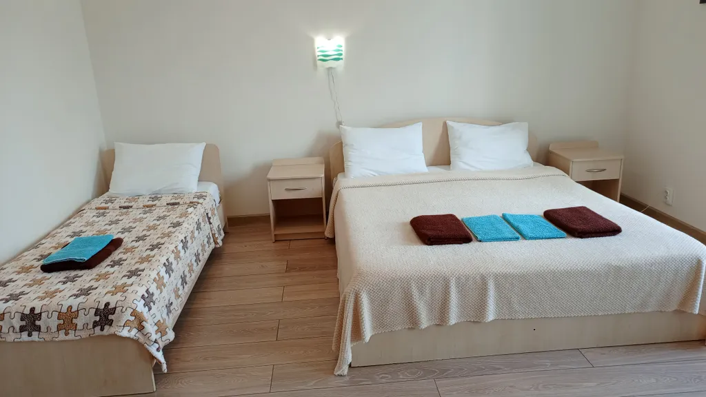 Трёхместная комната с санузлом и видом на море