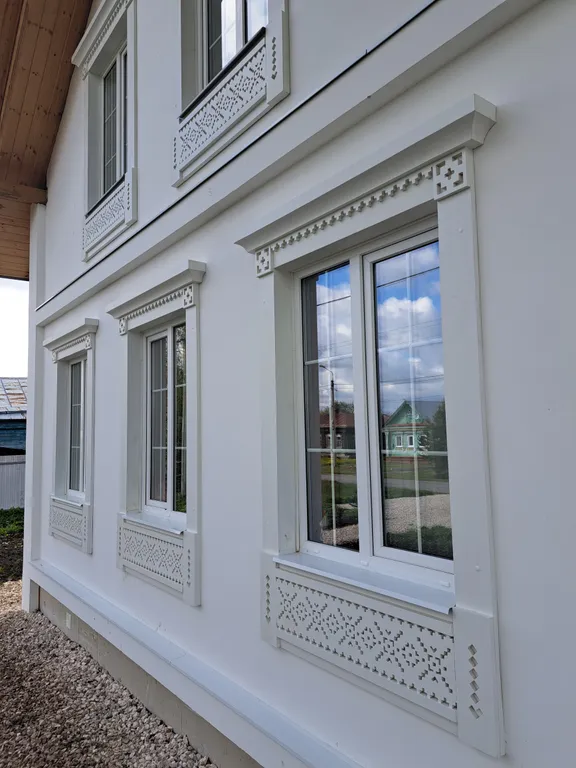 Белый дом на тихой улочке