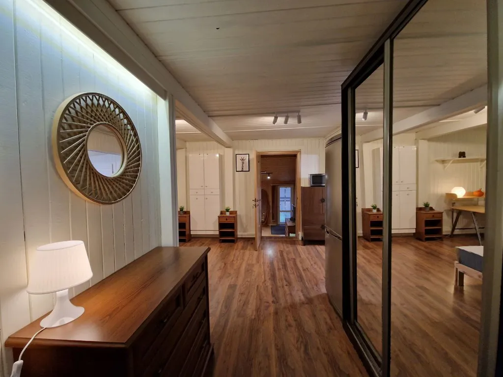 Дом с финской сауной внутри дома с большой беседкой и барбекю