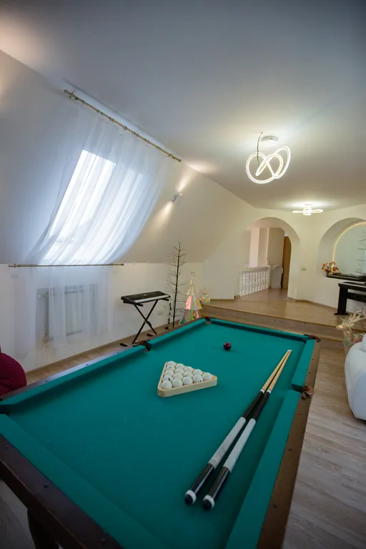 Большой трехэтажный дом