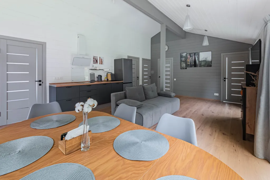 Барн с панорамными окнами с видом на дикий лес