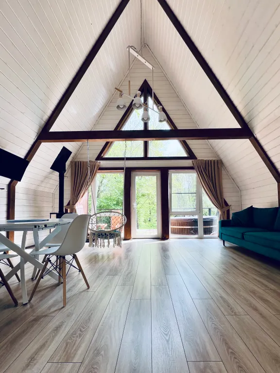 Афрейм с видом на лес рядом с горной рекой