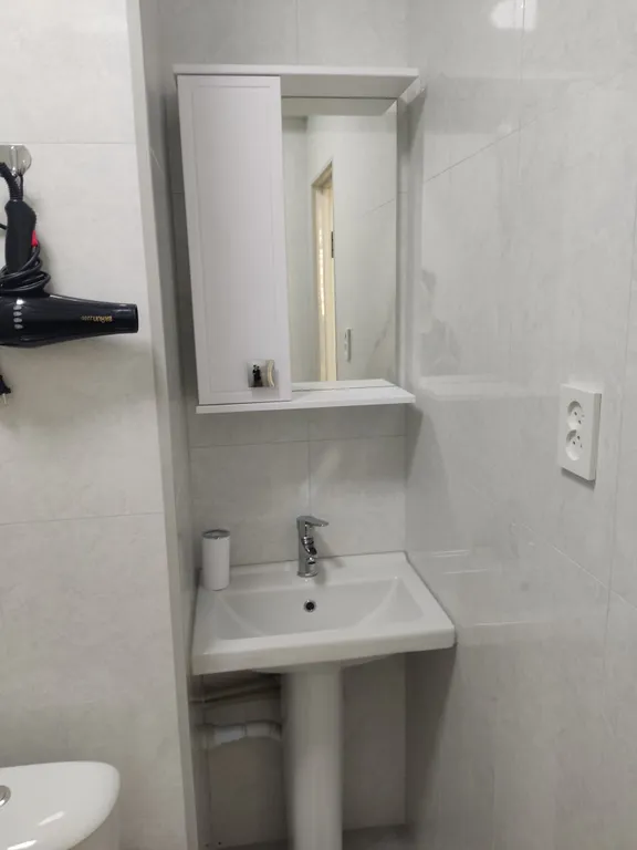 Светлая студия-1, расположенная вблизи аэропорта и ЖД вокзала