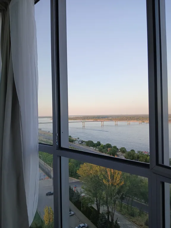 Жизнь с видом реку: огромная лоджия с панорамным остеклением в пол!