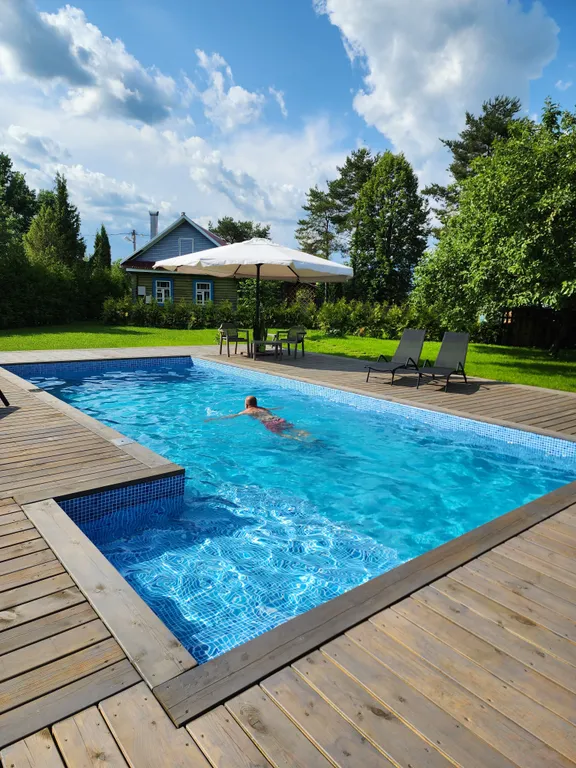 Дом с бассейном, в деревне