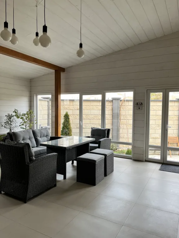 Уютный дом у моря с террасой, баней и теплым бассейном