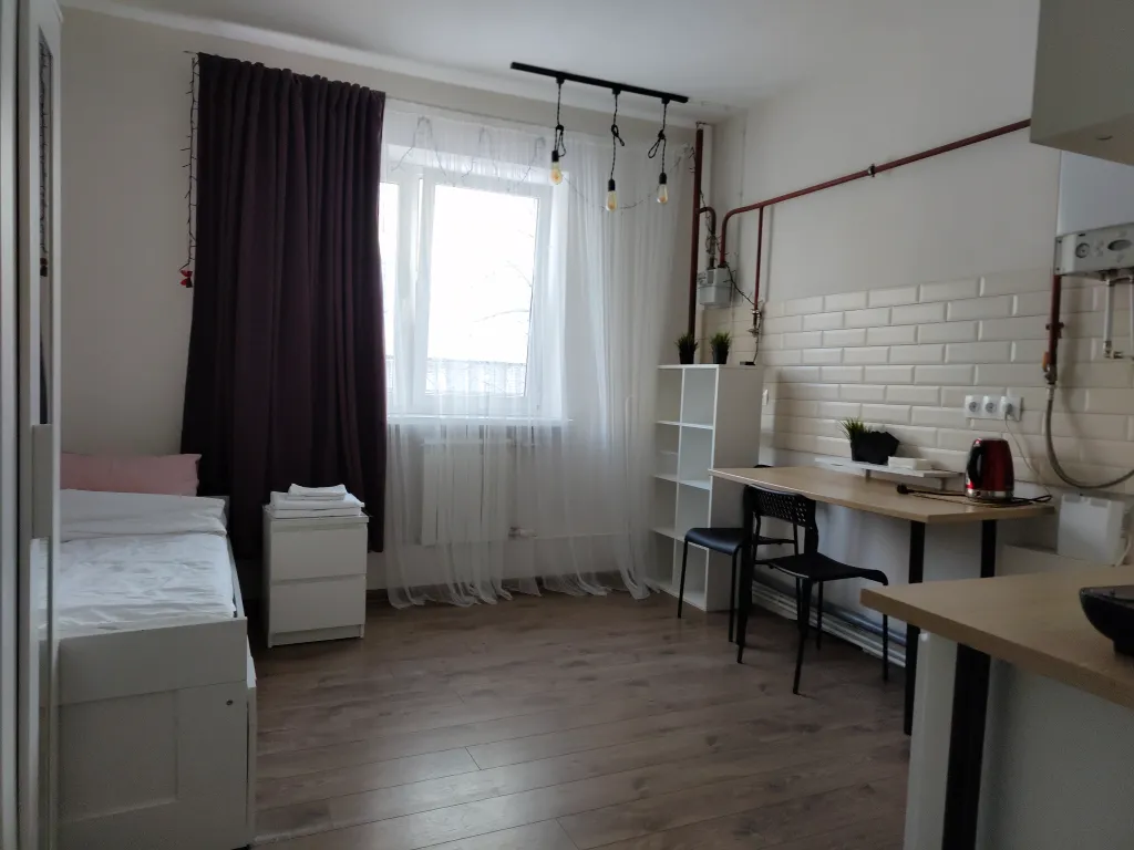 Уютная комната-студия у церкви на холме