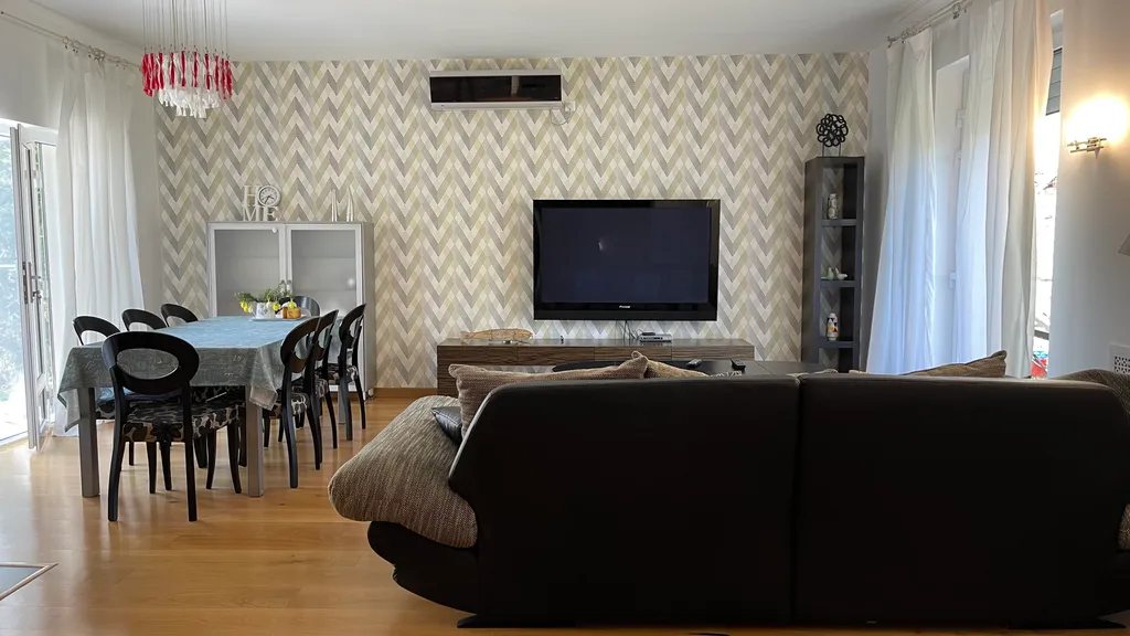 Дом и море через дорогу