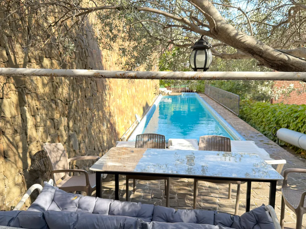 Солнце Ялты у моря с теплым бассейном