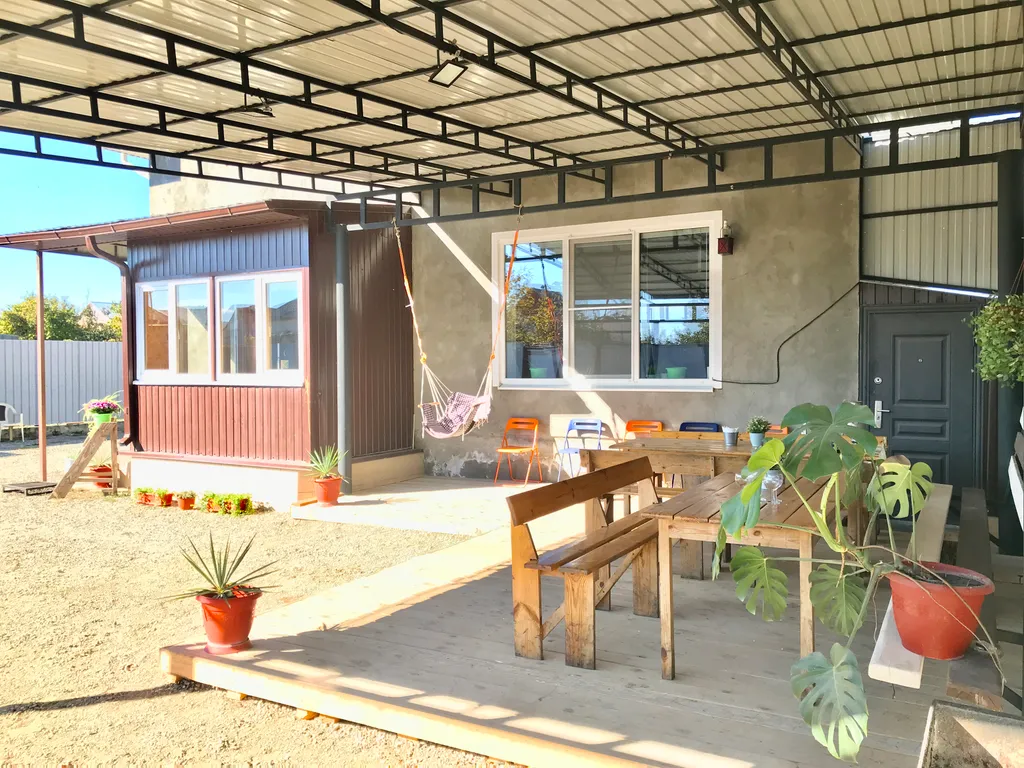 Уютный гостевой дворик в живописном тихом уголке