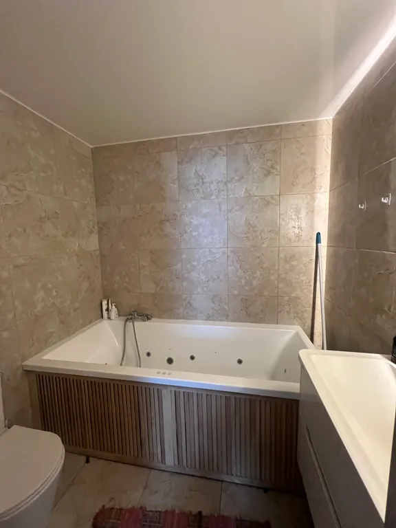 Уютный теплый домик у реки