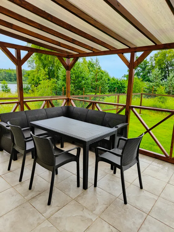 Уютный дом на берегу живописного озера