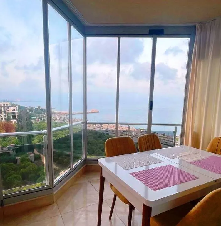 Квартира на Средиземном море с бассейном и горками