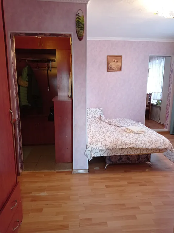 Небольшая, очень светлая и летом с приятной прохладой квартира